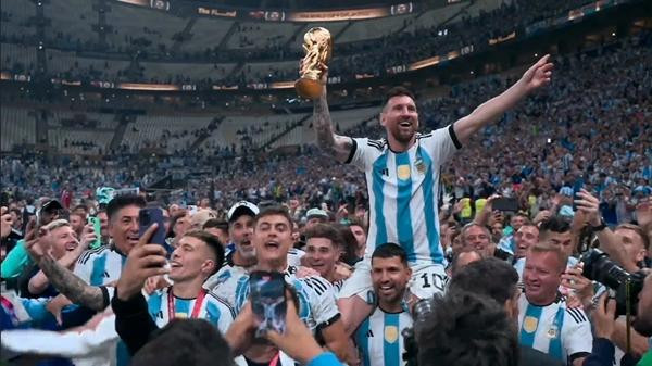 Messi quay lại và đã cùng Argentina vô địch thế giới. Ảnh: Fox Sports.