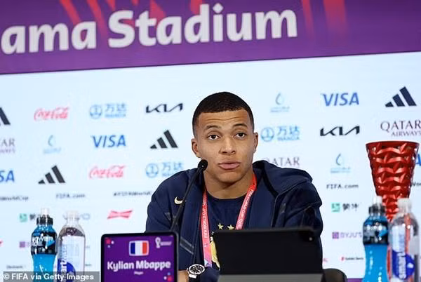 Cuối cùng thì Mbappe cũng chịu tham dự một buổi họp báo vào hôm qua. Ảnh: FIFA via Getty.