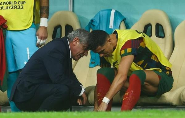 HLV Santos quyết định cho Ronaldo ngồi dự bị. Ảnh: Kieran McManus/ REX/ Shutterstock. HLV Santos quyết định cho Ronaldo ngồi dự bị. Ảnh: Kieran McManus/ REX/ Shutterstock.