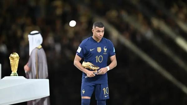 Mbappe giành giải Chiếc Giày Vàng ở World Cup 2022. Ảnh: Mustafa Yalcin/ Anado.