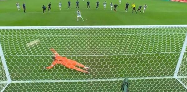 Livakovic không thể cản được cú sút penalty của Messi. Ảnh: Twitter.