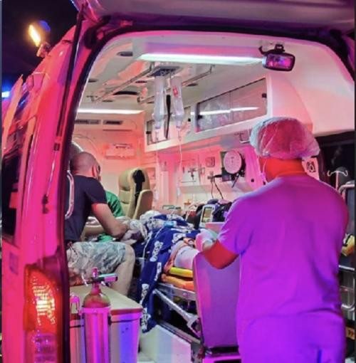 Cô gái được đưa đi cấp cứu vì bị gãy chân. Ảnh: Daily News.