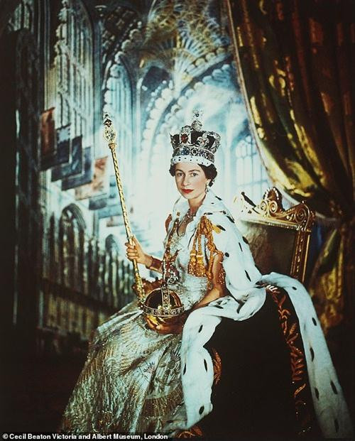 Ảnh Nữ hoàng Anh khi bà khoảng 27 tuổi. Ảnh: Cecil Beaton Victoria and Albert Museum, London. Ảnh Nữ hoàng Anh khi bà khoảng 27 tuổi. Ảnh: Cecil Beaton Victoria and Albert Museum, London.