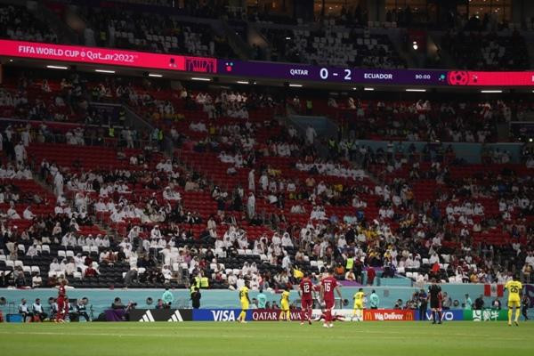 Nhiều khán giả bỏ về trước khi trận Qatar - Ecuador kết thúc, nhưng từ đầu trên khán đài đã không kín chỗ. Ảnh: Getty.