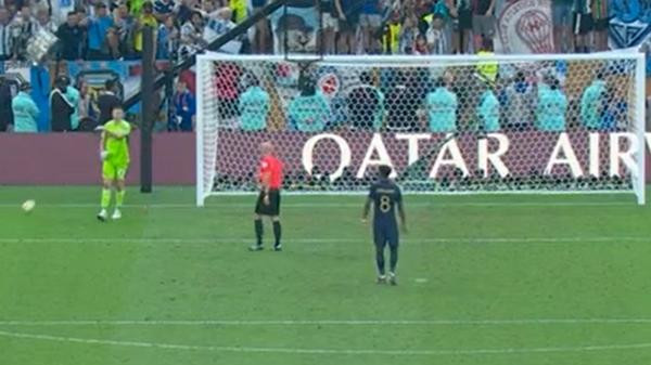 Martinez còn ném trái bóng ra xa để Tchouameni càng căng thẳng và bị sức ép. Ảnh: BBC.