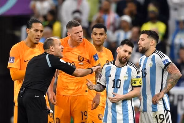 Rất nhiều thẻ đã được rút ra trong trận Argentina - Hà Lan. Ảnh: Getty. Rất nhiều thẻ đã được rút ra trong trận Argentina - Hà Lan. Ảnh: Getty.