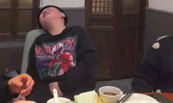 Cậu bé khóc lóc ầm ỹ khi nhìn thấy chiếc bánh sinh nhật. Ảnh: Today Hot News.