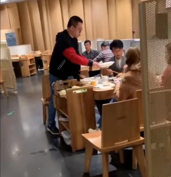 Thực khách bị kẹt lại nhà hàng được ăn lẩu suốt ngày, ngày nào cũng ăn. Ảnh: Weibo. Thực khách bị kẹt lại nhà hàng được ăn lẩu suốt ngày, ngày nào cũng ăn. Ảnh: Weibo.