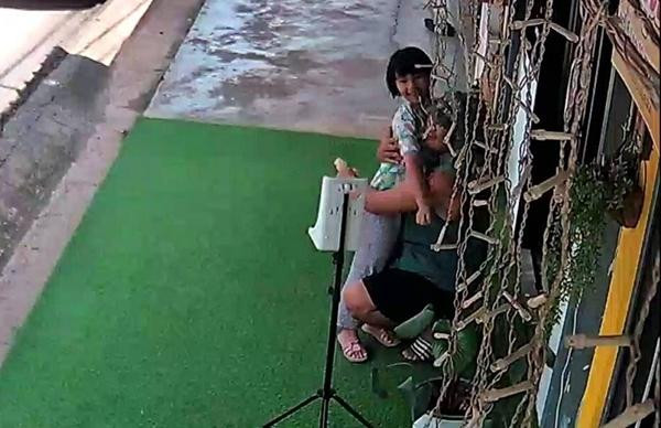 Hai cha con đều vui sau bữa ăn sinh nhật, người cha còn ôm con gái khi ra khỏi quán. Ảnh: Facebook.