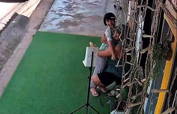 Hai cha con đều vui sau bữa ăn sinh nhật, người cha còn ôm con gái khi ra khỏi quán. Ảnh: Facebook.
