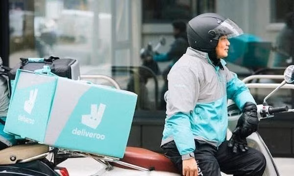 Nghề shipper hiện đang rất phổ biến ở nhiều nước châu Á. Ảnh minh họa: QSR.