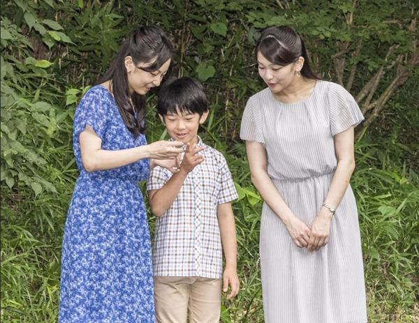 Hisahito (giữa) cùng 2 chị là Mako (phải) và Kako (trái). Ảnh: Japan Times. Hisahito (giữa) cùng 2 chị là Mako (phải) và Kako (trái). Ảnh: Japan Times.