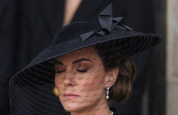 Công nương Kate cố kiềm chế cảm xúc. Ảnh: Getty. Công nương Kate cố kiềm chế cảm xúc. Ảnh: Getty.