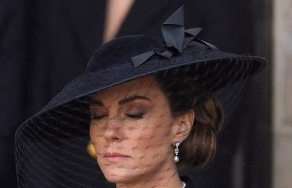 Công nương Kate cố kiềm chế cảm xúc. Ảnh: Getty. Công nương Kate cố kiềm chế cảm xúc. Ảnh: Getty.