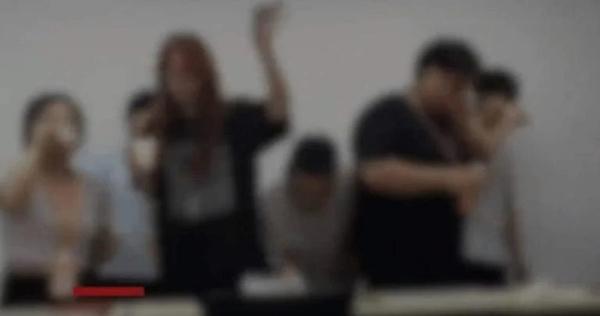 Có hình ảnh cho thấy nhân viên suýt nôn khi cố nuốt trứng sống (hình ảnh cố ý được làm mờ). Ảnh: YouTube.