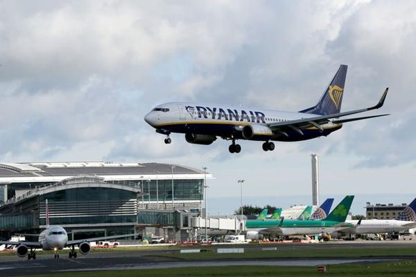 Một máy bay đang hạ cánh xuống sân bay Dublin. Ảnh: Paul Faith/ AFP via Getty. Một máy bay đang hạ cánh xuống sân bay Dublin. Ảnh: Paul Faith/ AFP via Getty.