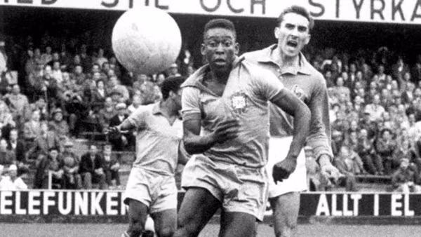 Pele tại World Cup 1958. Ảnh: Sunday Observer. Pele tại World Cup 1958. Ảnh: Sunday Observer.