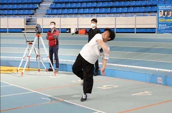 Kim nhận trọng trách phi chiếc máy bay. Ảnh: Kỷ lục Thế giới Guinness.