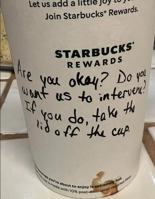 Cốc nước miễn phí mà nhân viên Starbucks "tặng" nữ sinh. Ảnh: Facebook. Cốc nước miễn phí mà nhân viên Starbucks "tặng" nữ sinh. Ảnh: Facebook.