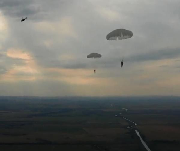 Hình ảnh trong video được ghi là người của quân đội Nga nhảy dù xuống Ukraine. Ảnh: Twitter.