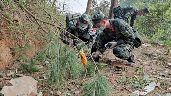 Cảnh sát đang tìm kiếm ở hiện trường vụ tai nạn của MU5735. Ảnh: AFP/ Getty Images. Cảnh sát đang tìm kiếm ở hiện trường vụ tai nạn của MU5735. Ảnh: AFP/ Getty Images.