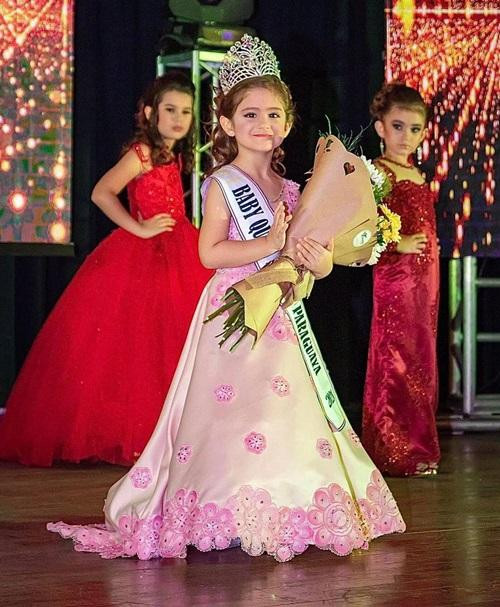 Fiorella khi trở thành Hoa hậu nhí của Paraguay vào cuối năm 2021. Ảnh: La Mini Belleza Paraguaya 2022. Fiorella khi trở thành Hoa hậu nhí của Paraguay vào cuối năm 2021. Ảnh: La Mini Belleza Paraguaya 2022.