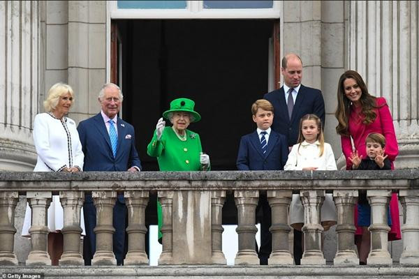 Nữ hoàng cùng 3 người kế vị và các thành viên cấp cao khác của Hoàng gia Anh. Ảnh: Getty Images. Nữ hoàng cùng 3 người kế vị và các thành viên cấp cao khác của Hoàng gia Anh. Ảnh: Getty Images.