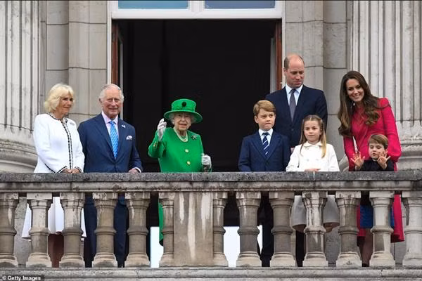 Nữ hoàng cùng 3 người kế vị và các thành viên cấp cao khác của Hoàng gia Anh. Ảnh: Getty Images.