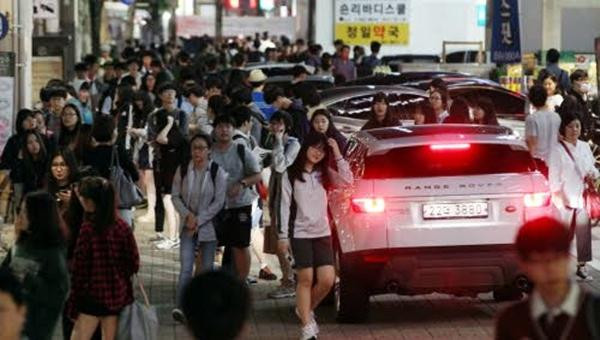 Học sinh ở khu Daechi-dong rời các lớp luyện thi sau 10h tối. Ảnh: Maeil Economy.