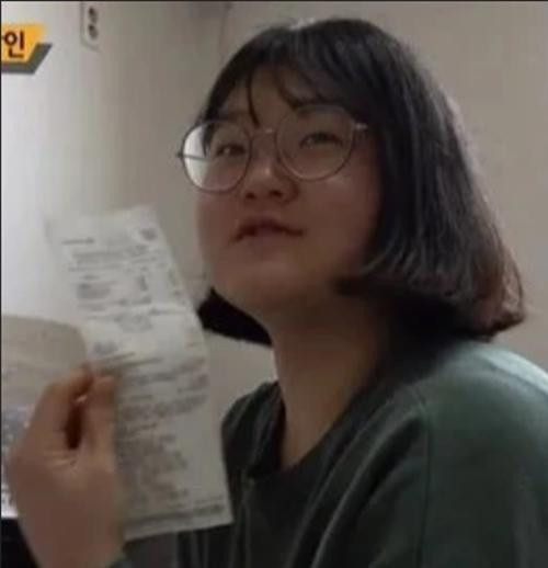 Tiền ăn cả tháng chỉ là 150.000 đồng. Ảnh: SBS. Tiền ăn cả tháng chỉ là 150.000 đồng. Ảnh: SBS.