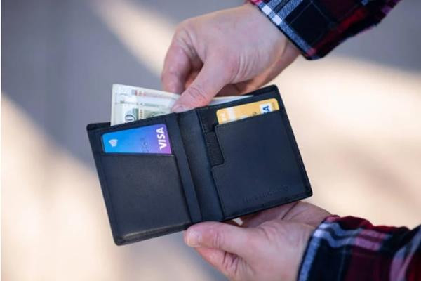 Hàng chục thẻ tín dụng bị đánh cắp thông tin, và bị sử dụng để thực hiện hàng trăm giao dịch. Ảnh minh họa: Emil Kalibradov/ Unsplash. Hàng chục thẻ tín dụng bị đánh cắp thông tin, và bị sử dụng để thực hiện hàng trăm giao dịch. Ảnh minh họa: Emil Kalibradov/ Unsplash.