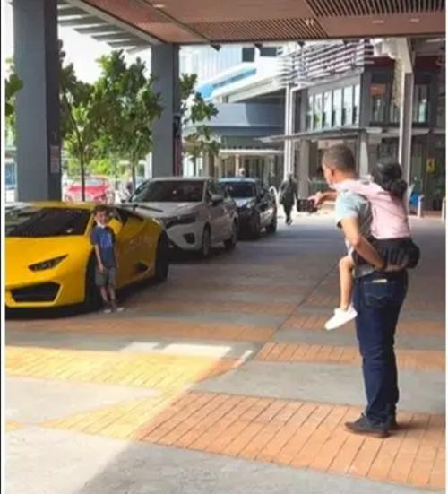 Cậu bé đứng cạnh siêu xe Lamborghini để bố chụp ảnh cho. Ảnh: LBVP. Cậu bé đứng cạnh siêu xe Lamborghini để bố chụp ảnh cho. Ảnh: LBVP.
