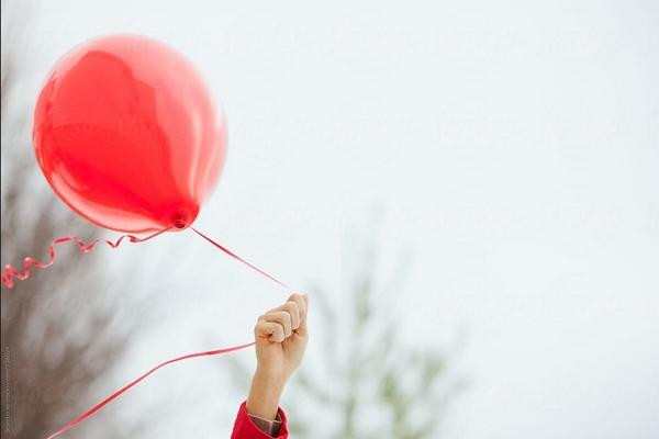 Mẹ được kỳ vọng phải buông dần sợi dây, nhưng mẹ chưa thể. Ảnh: Stocksy.