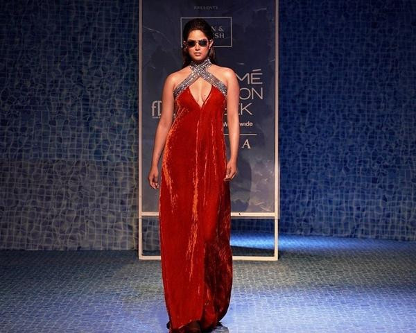 Harnaaz bị chê béo khi catwalk trên sân khấu tại Ấn Độ. Ảnh: Instagram. Harnaaz bị chê béo khi catwalk trên sân khấu tại Ấn Độ. Ảnh: Instagram.
