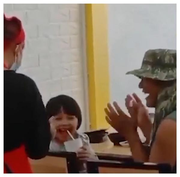 Có thể thấy cô bé đã vui thế nào trong ngày sinh nhật của mình. Ảnh: Facebook.