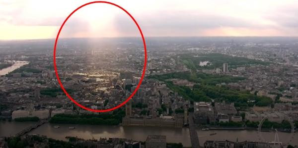 Hình ảnh cho thấy ánh nắng bình minh từ trên bầu trời chiếu xuống Cung điện Buckingham trong khi cả London chưa có nắng. Ảnh: Mail Online. Hình ảnh cho thấy ánh nắng bình minh từ trên bầu trời chiếu xuống Cung điện Buckingham trong khi cả London chưa có nắng. Ảnh: Mail Online.