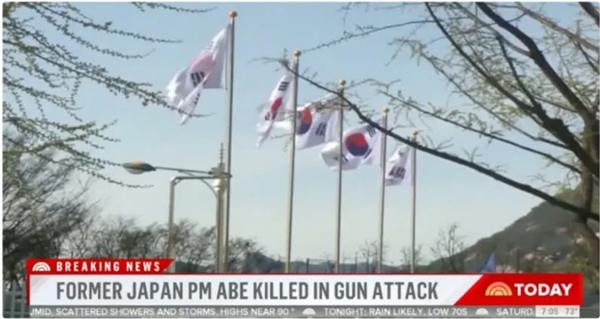 Hình ảnh cờ Hàn Quốc được dùng trong bản tin nói về cựu Thủ tướng Nhật. Ảnh: Today. Hình ảnh cờ Hàn Quốc được dùng trong bản tin nói về cựu Thủ tướng Nhật. Ảnh: Today.