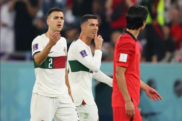 Ronaldo đã mắng cầu thủ Cho Gue-sung là "Im miệng đi". Ảnh: Anadolu Agency via Getty.