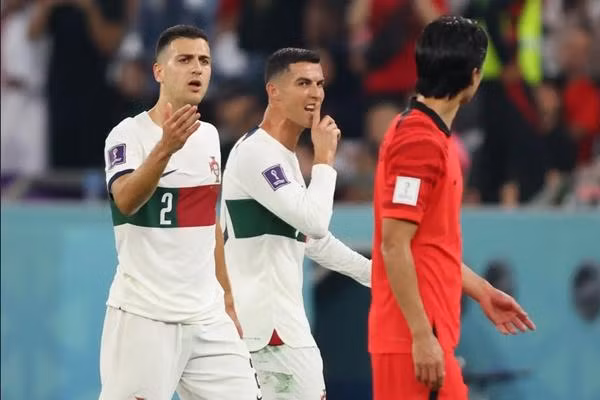 Ronaldo đã mắng cầu thủ Cho Gue-sung là "Im miệng đi". Ảnh: Anadolu Agency via Getty.