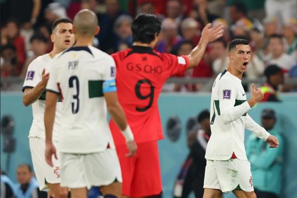 Hóa ra Ronaldo giận dữ vì một cầu thủ Hàn Quốc có thái độ mà anh không thích. Ảnh: Getty.
