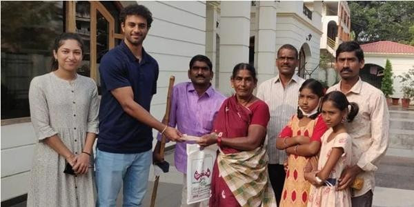 Nemani và em gái Suchitha (2 người bên trái) đã trả lại "khoản nợ mua lạc" của 11 năm trước cho gia đình bác Sattaiah. Ảnh: Express. Nemani và em gái Suchitha (2 người bên trái) đã trả lại "khoản nợ mua lạc" của 11 năm trước cho gia đình bác Sattaiah. Ảnh: Express.