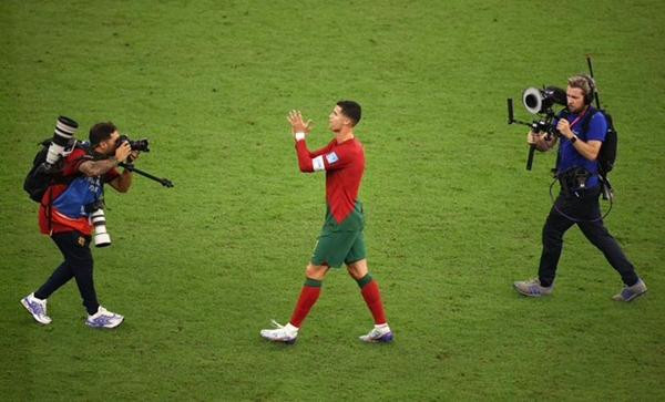 Thực ra Ronaldo có ra vỗ tay cảm ơn các fan rồi mới vào đường hầm. Ảnh: Twitter.