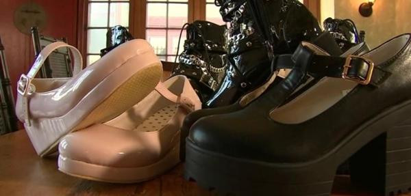 Giày được gửi đến không phải gu của Simone, nên cô cũng chẳng biết làm gì với chúng ngoài việc đem trả lại. Ảnh: WLS-TV. Giày được gửi đến không phải gu của Simone, nên cô cũng chẳng biết làm gì với chúng ngoài việc đem trả lại. Ảnh: WLS-TV.