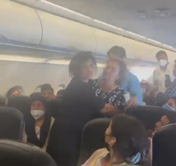 Một số hành khách bị khó thở và ngất xỉu vì điều hòa trên máy bay không hoạt động. Ảnh: Twitter. Một số hành khách bị khó thở và ngất xỉu vì điều hòa trên máy bay không hoạt động. Ảnh: Twitter.