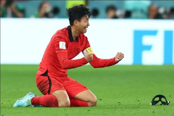 Son Heung-min gỡ cả mặt nạ ra để khóc sau khi trận đấu kết thúc. Ảnh: Getty.