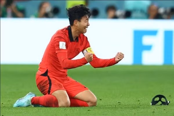 Son Heung-min gỡ cả mặt nạ ra để khóc sau khi trận đấu kết thúc. Ảnh: Getty.