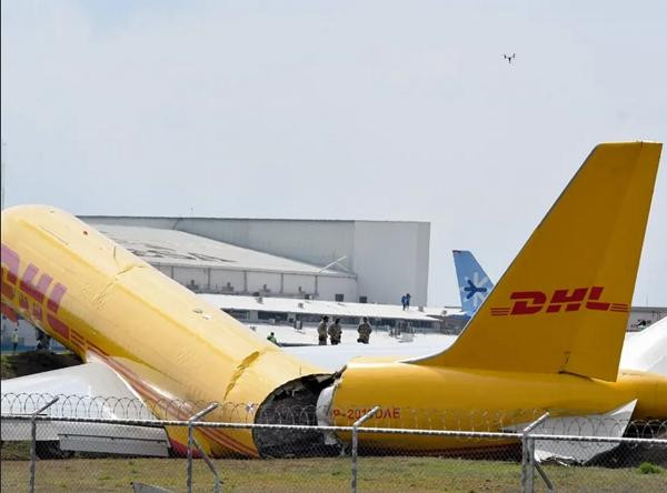 Máy bay gãy đuôi. Ảnh: AFP via Getty. Máy bay gãy đuôi. Ảnh: AFP via Getty.