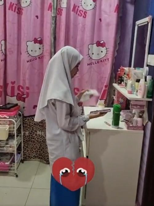 Người mẹ cũng bị chỉ trích vì còn quay phim con gái trong khi con đang đau lòng. Ảnh: Twitter.