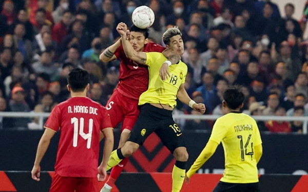 Tranh cãi trong trận Việt Nam - Malaysia lại khiến nhiều người đặt ra câu hỏi về VAR. Ảnh: Bernama. Tranh cãi trong trận Việt Nam - Malaysia lại khiến nhiều người đặt ra câu hỏi về VAR. Ảnh: Bernama.