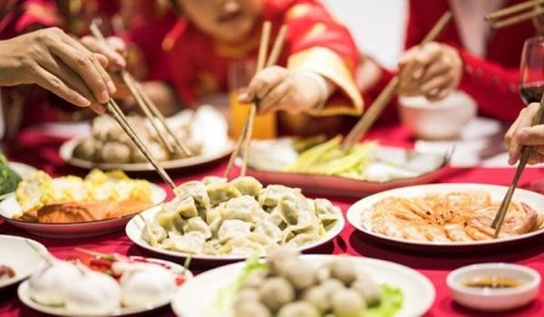 Gia đình người yêu chuẩn bị nhiều món ăn ngon, khiến cô gái cảm thấy họ "không thiếu tiền". Ảnh minh họa: TRP. Gia đình người yêu chuẩn bị nhiều món ăn ngon, khiến cô gái cảm thấy họ "không thiếu tiền". Ảnh minh họa: TRP.